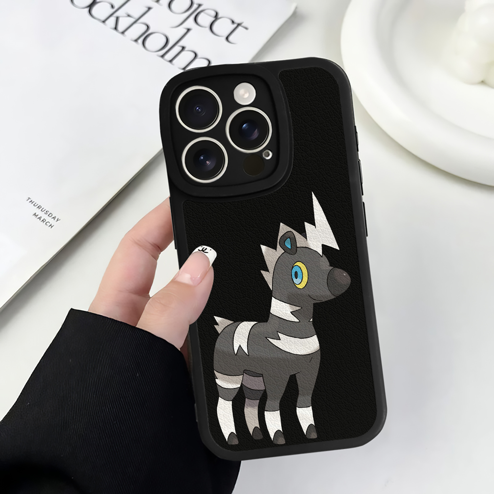 （画像用） ポケットモンスター Pokémon 【iPhone 16シリーズ対応】シリコンスマホケース（レザー調） 材質：シリコン